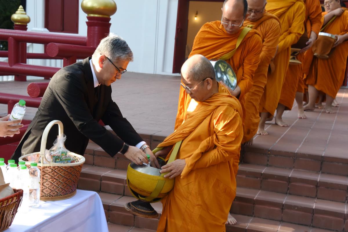 พิธีทำบุญตักบาตรเพื่อถวายเป็นพระราชกุศล สมเด็จพระนางเจ้าสิริกิติ์ พระบรมราชินีนาถ พระบรมราชชนนีพันปีหลวง พระผู้เสด็จสู่สวรรคาลัย (วันที่ 4)