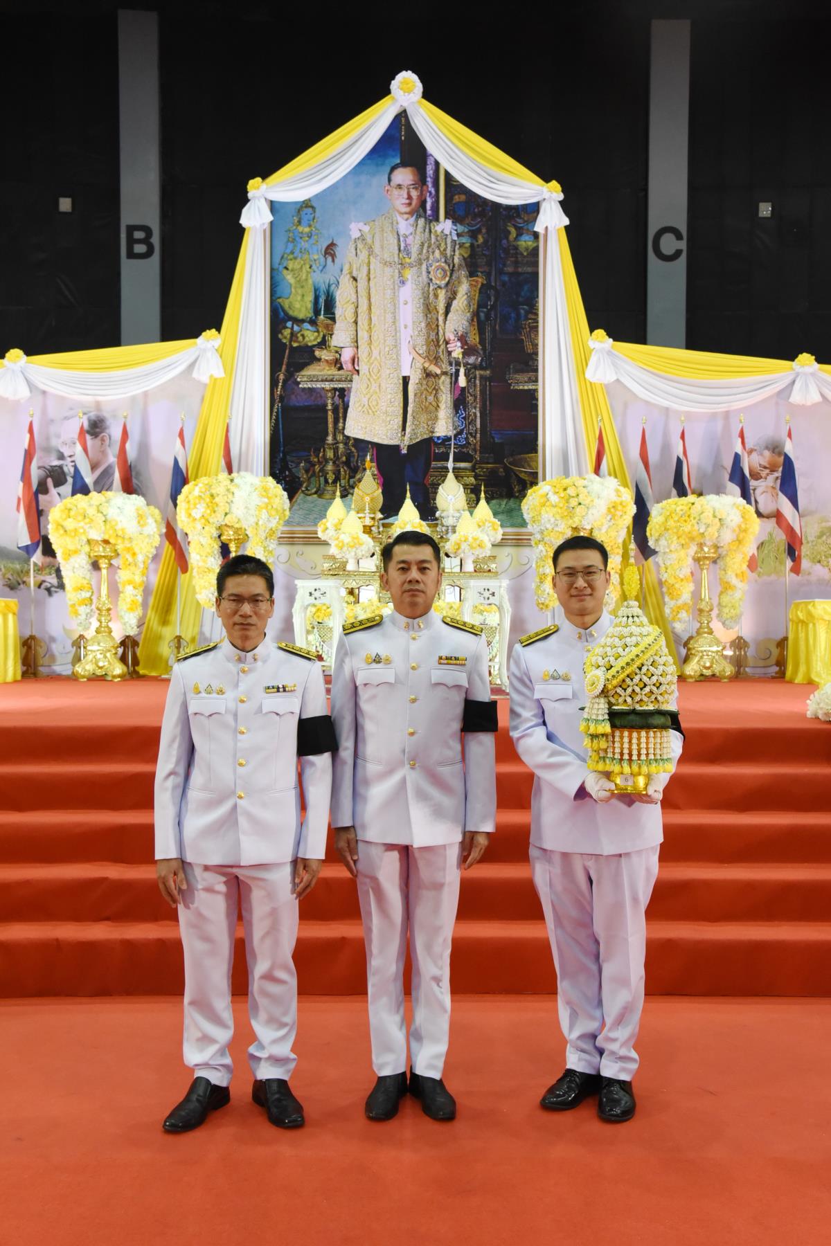 พิธีเจริญพระพุทธมนต์ถวายเป็นพระราชกุศลและพิธีวางพานพุ่มดอกไม้ถวายราชสักการะเนื่องในวันคล้ายวันพระบรมราชสมภพ พระบาทสมเด็จพระบรมชนกาธิเบศร มหาภูมิพลอดุลยเดชมหาราช บรมนาถบพิตร