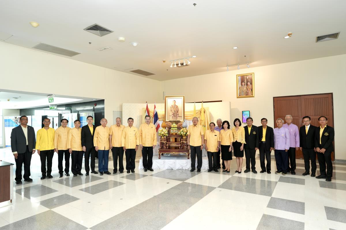 พิธีถวายความเคารพเบื้องหน้าพระบรมฉายาลักษณ์ พระบาทสมเด็จพระเจ้าอยู่หัว เนื่องในโอกาสวันเฉลิมพระชนมพรรษา