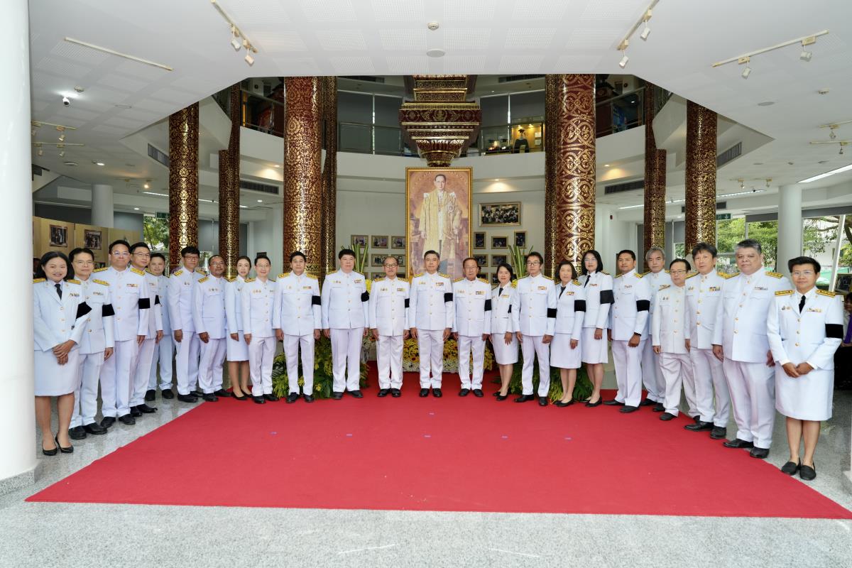 พิธีวางพานพุ่มถวายราชสักการะหน้าพระบรมฉายาลักษณ์พระบาทสมเด็จพระบรมชนกาธิเบศร มหาภูมิพลอดุลยเดชมหาราช บรมนาถบพิตร