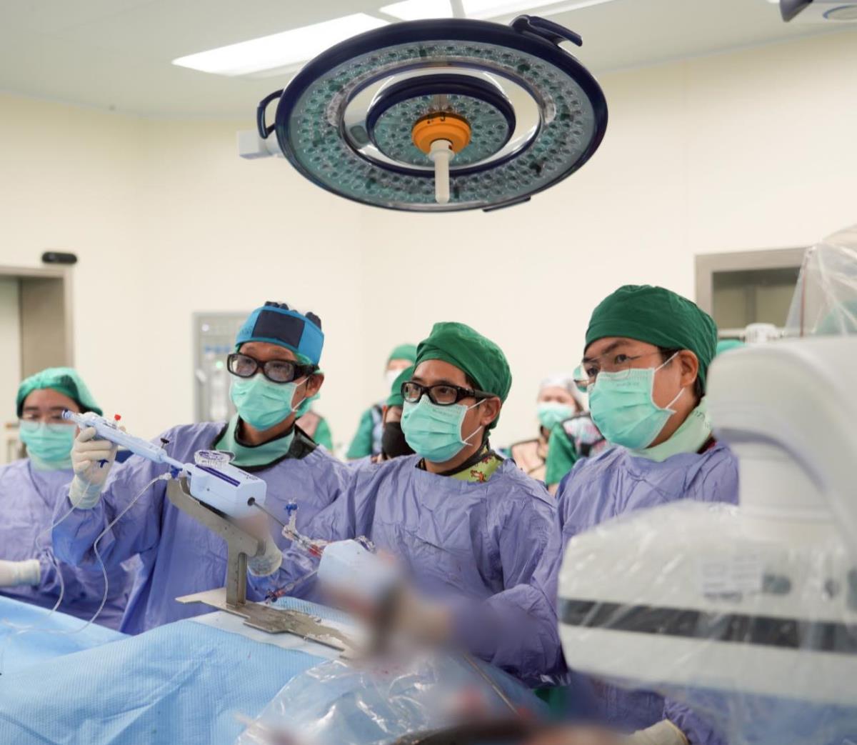 แพทย์ มช. รักษาหัวใจ ซ่อมลิ้นหัวใจไมตรัลรั่ว “โดยไม่ต้องผ่าตัด” สำเร็จรายแรกของภาคเหนือ ด้วยเทคนิค “MitraClip”