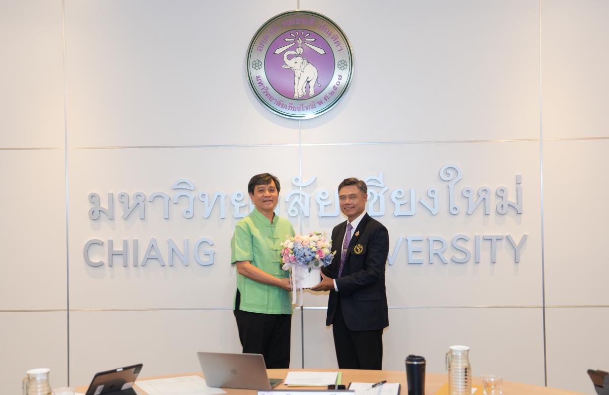 มอบช่อดอกไม้แด่ผู้บริหารครบวาระ