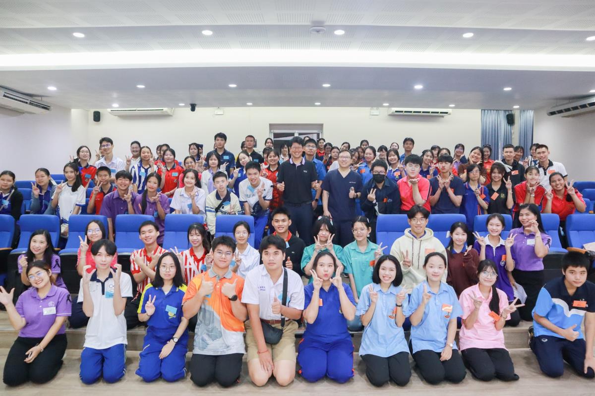 คณะสัตวแพทยศาสตร์ มหาวิทยาลัยเชียงใหม่ จัดกิจกรรม 1-Day Pre VET Workshop โดยมีวัตถุประสงค์เพื่อให้น้อง ๆ ได้สัมผัสถึงการเรียนการสอนของคณะสัตวแพทยศาสตร์ โดยมีคณาจารย์ พี่ ๆ สัตวแพทย์ นักวิทยาศาสตร์ และทีมพี่ ๆ นักศึกษาสัตวแพทย์ ร่วมแนะนำให้ความรู้เบื้องต้นกับน้อง ๆ เมื่อวันที่ 8 พฤศจิกายน 2568