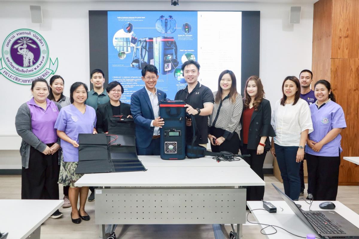 ผู้บริหาร คณะสัตวแพทยศาสตร์ มช.ให้การต้อนรับ Mr. James Li และคุณลภาพรรณ ลาภมาก จากบริษัท VCC Technology Inc. ประเทศไต้หวัน ผู้ผลิตตู้เย็นวัคซีนเคลื่อนที่ และ สพ.ญ.นพวรรณ บุญพนานันท์ ในโอกาสเข้ามอบตู้เย็นวัคซีนเคลื่อนที่ เพื่อสนับสนุนภารกิจด้านการให้บริการสุขภาพสัตว์ในพื้นที่ห่างไกล เมื่อวันที่ 21 ตุลาคม 2568