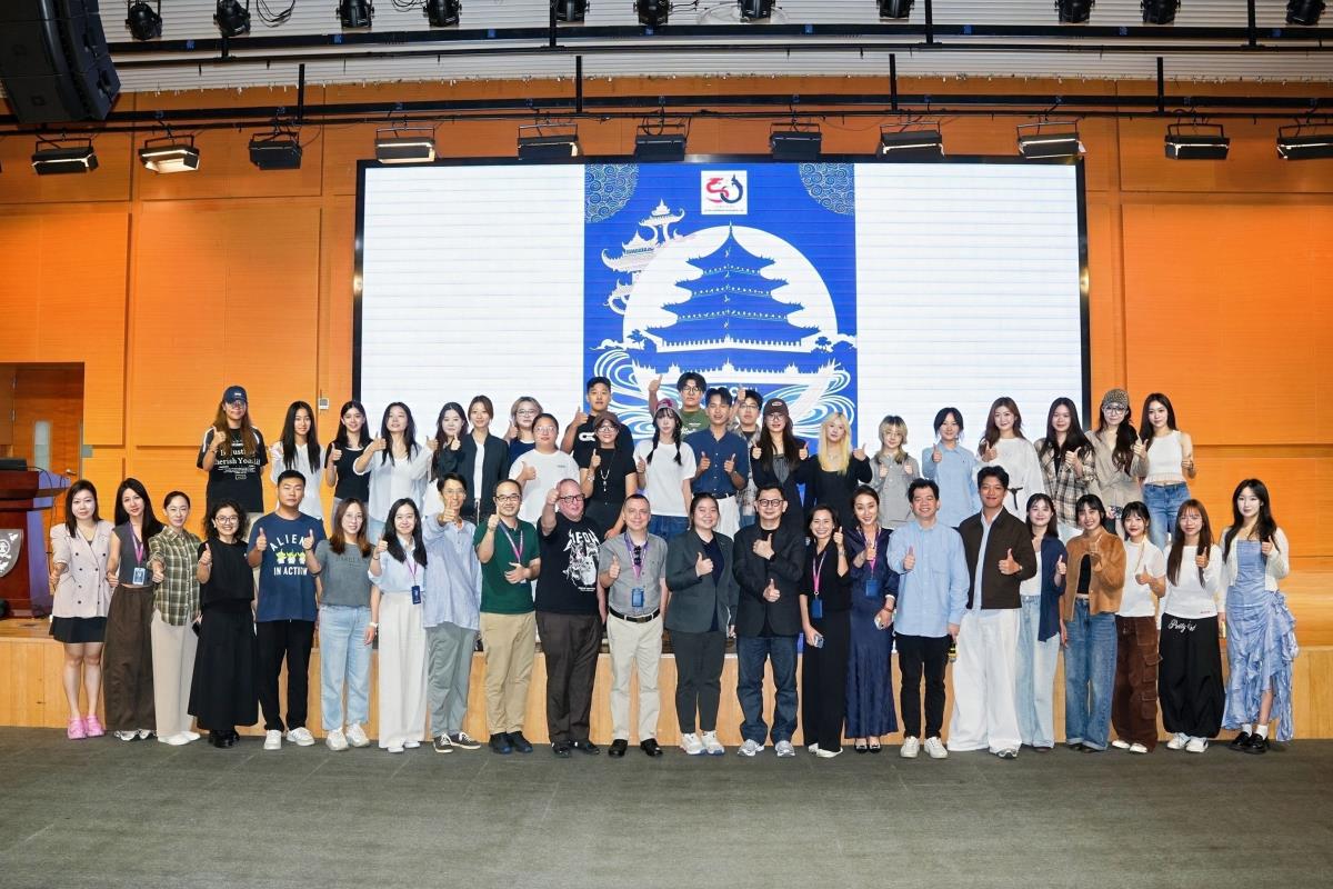 การสื่อสารฯ มช. ร่วมแลกเปลี่ยนวัฒนธรรม พร้อมนำเสนอผลงานสื่อสร้างสรรค์ ในนิทรรศการ “Mian–Sen” ฉลอง 50 ปี ความสัมพันธ์ทางการทูตไทย–จีน ที่เมืองซูโจว ประเทศจีน