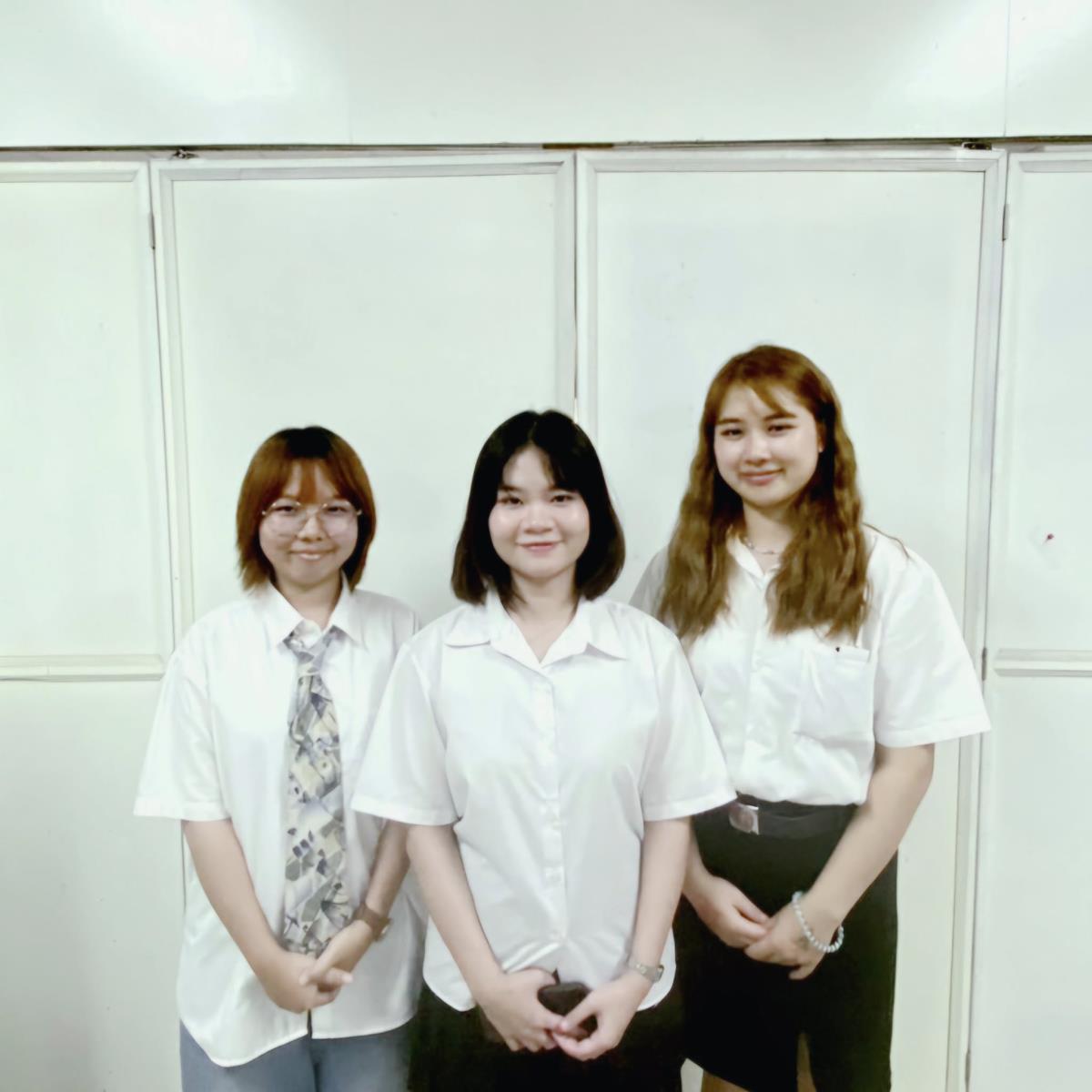 ขอแสดงความยินดีกับนักศึกษาออกแบบ คณะวิจิตรศิลป์ ชั้นปีที่ 3 ทั้ง 3 ทีมที่ได้รับรางวัลจาก กิจกรรม “Young Designer Award”