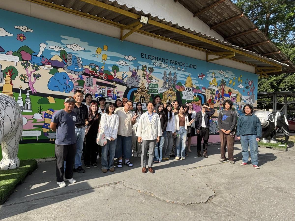 นักศึกษาประติมากรรม คณะวิจิตรศิลป์ มช. เยี่ยมชม Elephant Parade เชียงใหม่