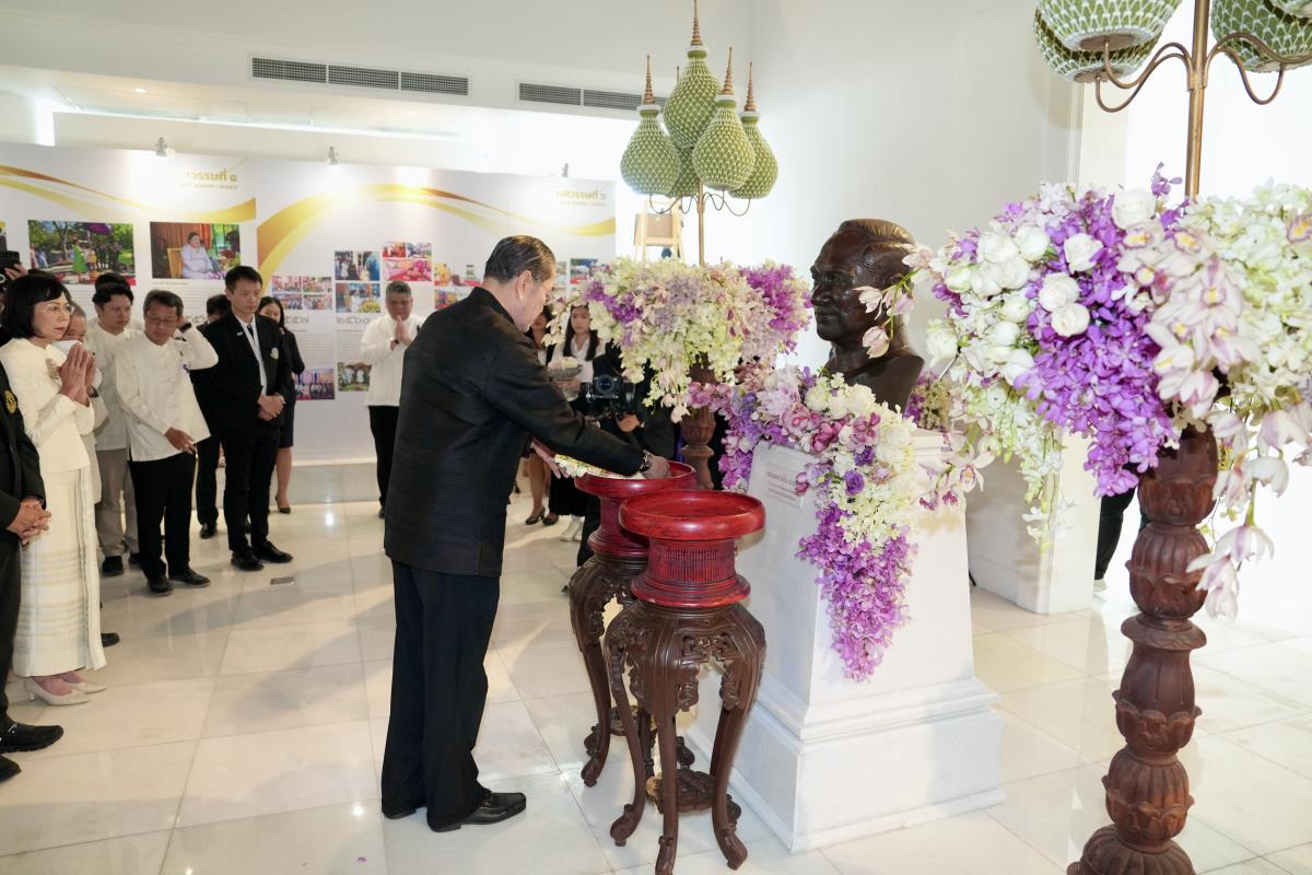 พิธีถวายพวงมาลัยดอกไม้สด แสดงความเคารพต่อ มล.ปิ่น มาลากุล