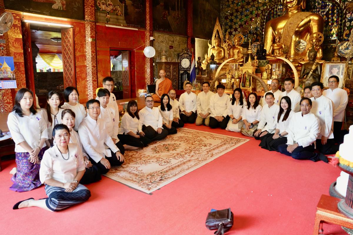 ถวายเครื่องสักการะ พระเถระชั้นผู้ใหญ่ในจังหวัดเชียงใหม่