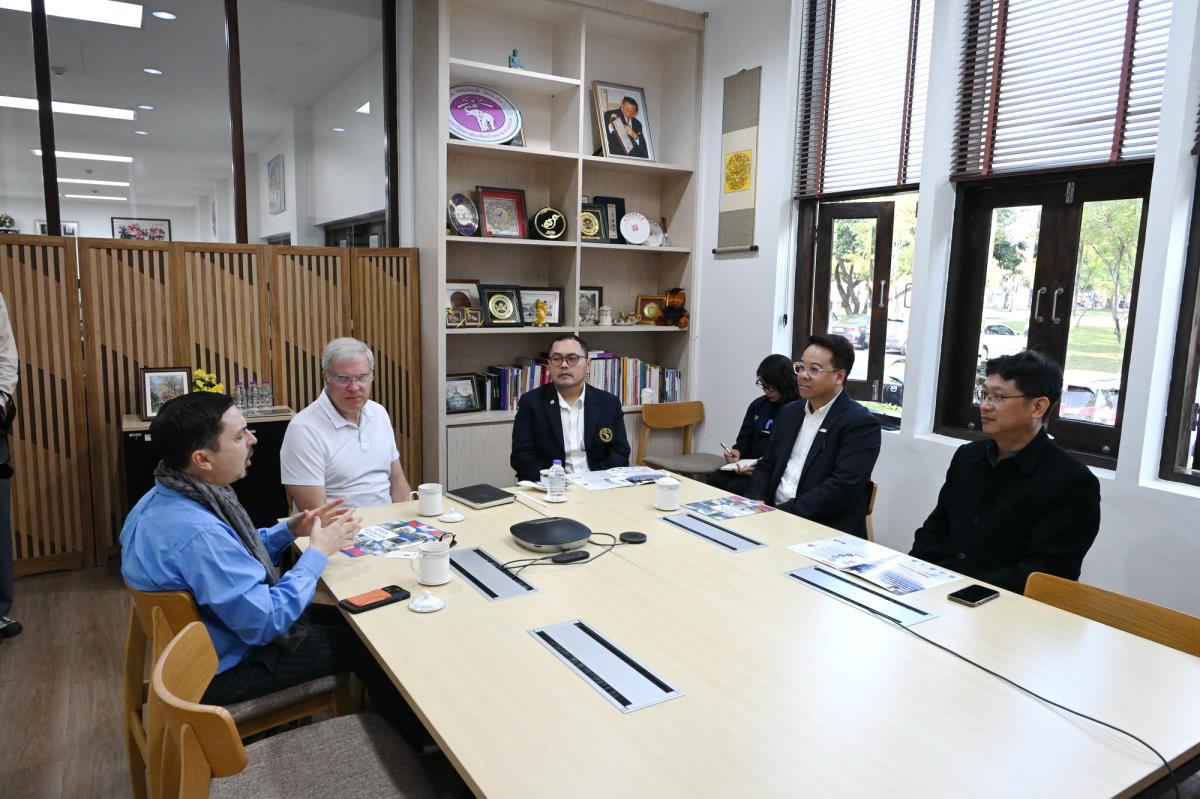 ให้การต้อนรับอาคันตุกะจาก Dallas College, USA