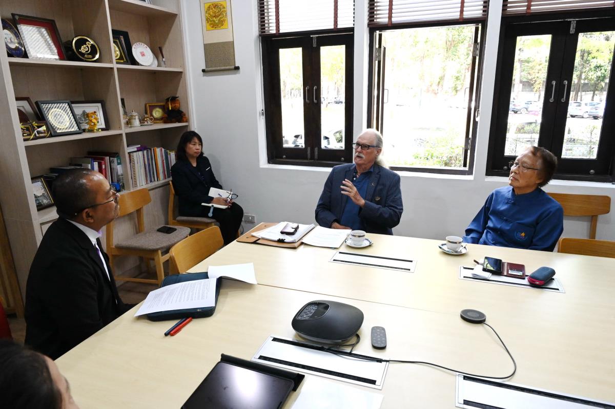 ให้การต้อนรับ Mr.James Tewksburry