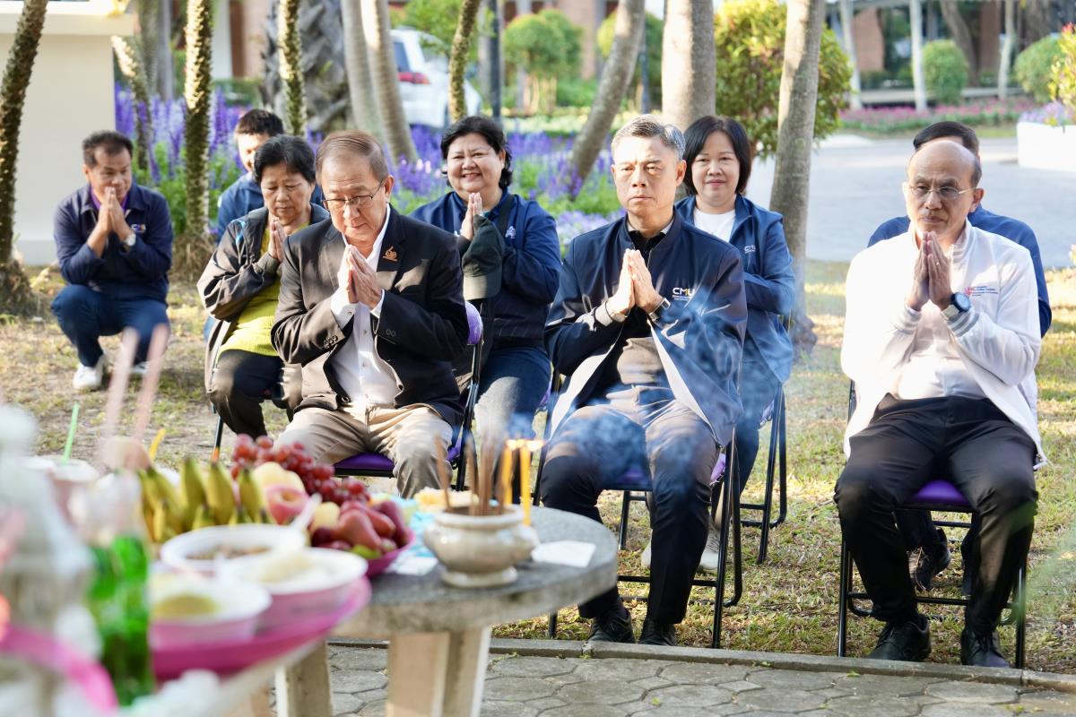 พิธีสักการะศาลพระภูมิประจำหอประชุมมหาวิทยาลัยเชียงใหม่