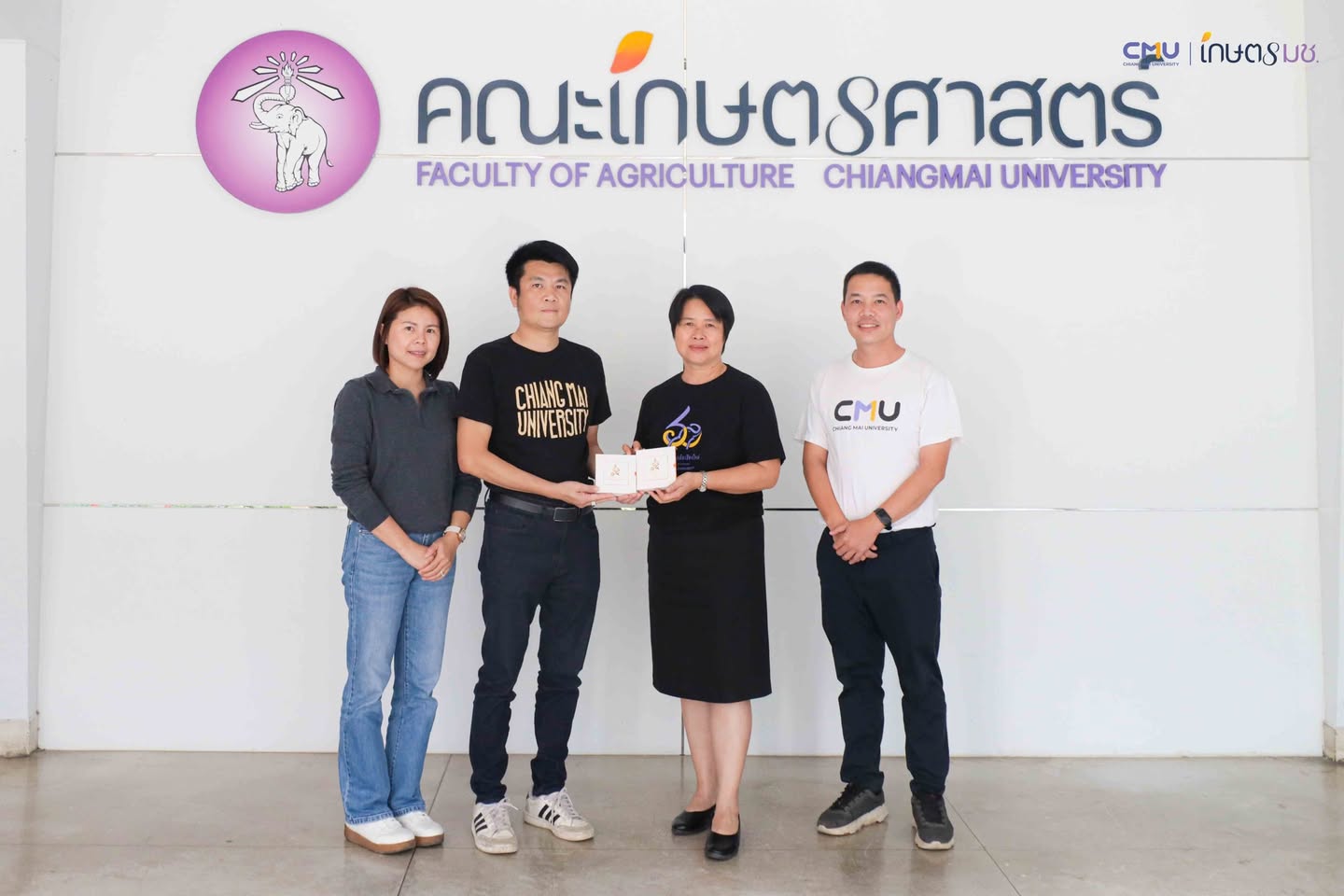 คณะเกษตรศาสตร์ มหาวิทยาลัยเชียงใหม่ รับมอบเงินบริจาคผ้าป่าการศึกษา สนับสนุนการจัดซื้อเครื่องคอมพิวเตอร์ เสริมทักษะดิจิทัลนักศึกษา