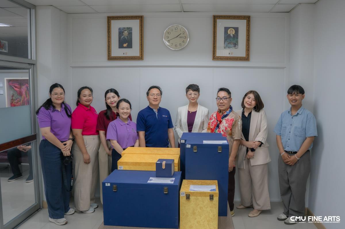 สถาบันขงจื่อ มหาวิทยาลัยเชียงใหม่ มอบเครื่องเคลือบดินเผา จากนิทรรศการ “ศิลปะเครื่องเคลือบดินเผา สานใจสองแผ่นดิน” แก่คณะวิจิตรศิลป์